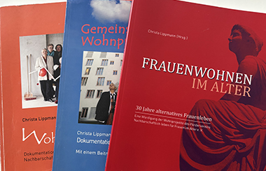 Detail Titel unseres Buches Frauenwohnen im Alter, rot in rot mit einer griechischen Frauenstatue mit Blick nach links