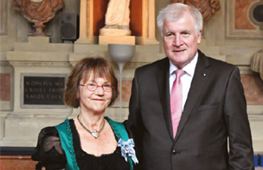Dr. Christa Lippmann mit dem Bayerischer Verdienstorden und dem damaligem Ministerpräsident Horst Seehofer