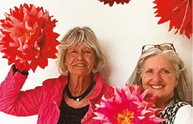 Detail Titel unseres Buches Frauenwohnen im Alter, rot in rot mit einer griechischen Frauenstatue mit Blick nach links