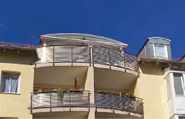 Kopf eines Lamas, das in die Kamera schaut