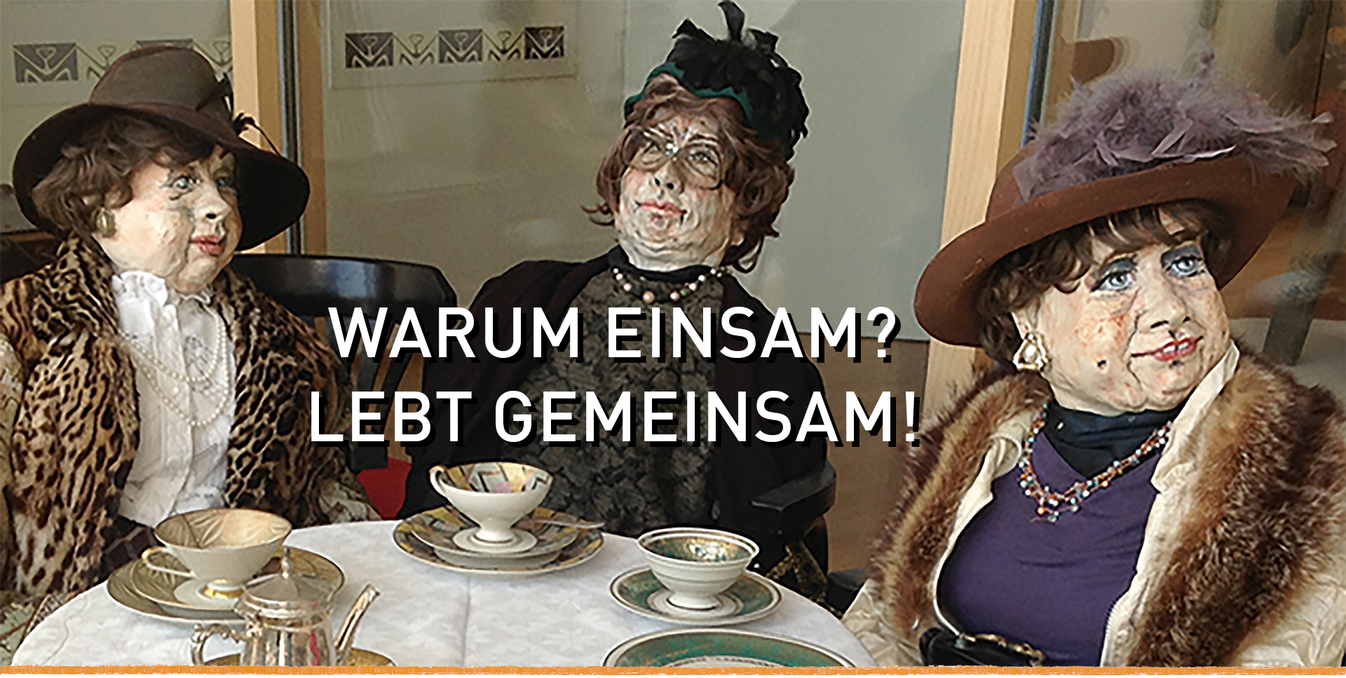 Lebensgroße Puppen: 3 alte elegant gekleidete Damen sitzen an einem Kaffeetisch