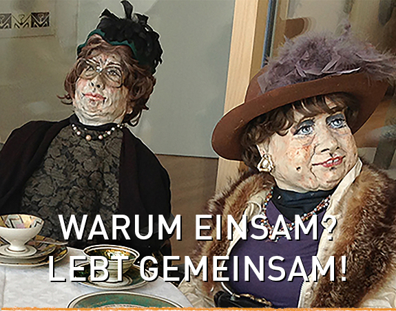 Lebensgroße Puppen: 3 alte elegant gekleidete Damen sitzen an einem Kaffeetisch