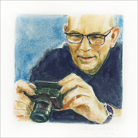 Horst mit Fotoapparat, ca. 55, vor farbigem Hintergrund, Portrait in Aquarell